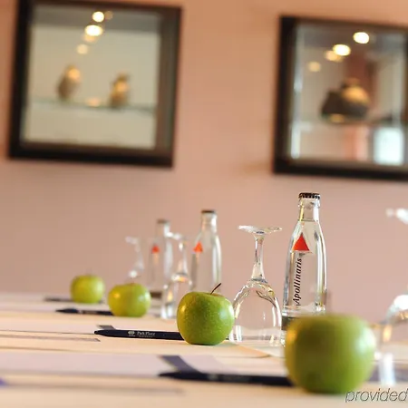 מלון Park Plaza 4*